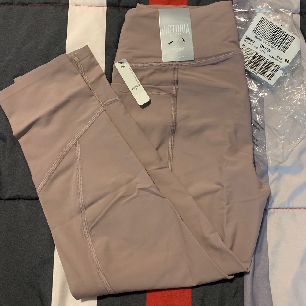 Victoria’s Secret total knockout Capri leggings